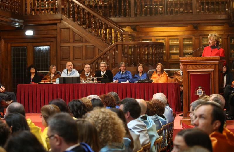 La presidenta del Consejo de Estado, María Teresa Fernández de la Vega, ha pronunciado la conferencia magistral de la festividad de Santo Tomás de Aquino en la Universidad de Oviedo. La también expresidenta del Gobierno de España defendió el carácter público de la institución académica y urgió medidas que ayuden a revertir los perniciosos efectos de los «recortes brutales».