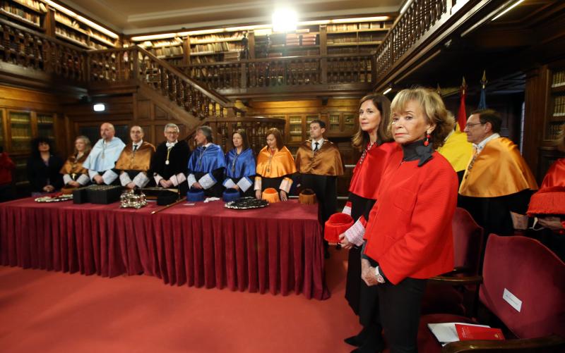 La presidenta del Consejo de Estado, María Teresa Fernández de la Vega, ha pronunciado la conferencia magistral de la festividad de Santo Tomás de Aquino en la Universidad de Oviedo. La también expresidenta del Gobierno de España defendió el carácter público de la institución académica y urgió medidas que ayuden a revertir los perniciosos efectos de los «recortes brutales».