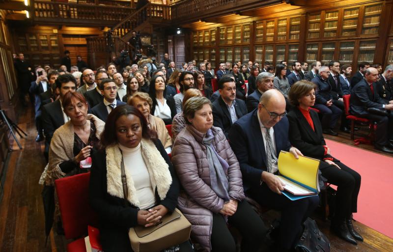 La presidenta del Consejo de Estado, María Teresa Fernández de la Vega, ha pronunciado la conferencia magistral de la festividad de Santo Tomás de Aquino en la Universidad de Oviedo. La también expresidenta del Gobierno de España defendió el carácter público de la institución académica y urgió medidas que ayuden a revertir los perniciosos efectos de los «recortes brutales».