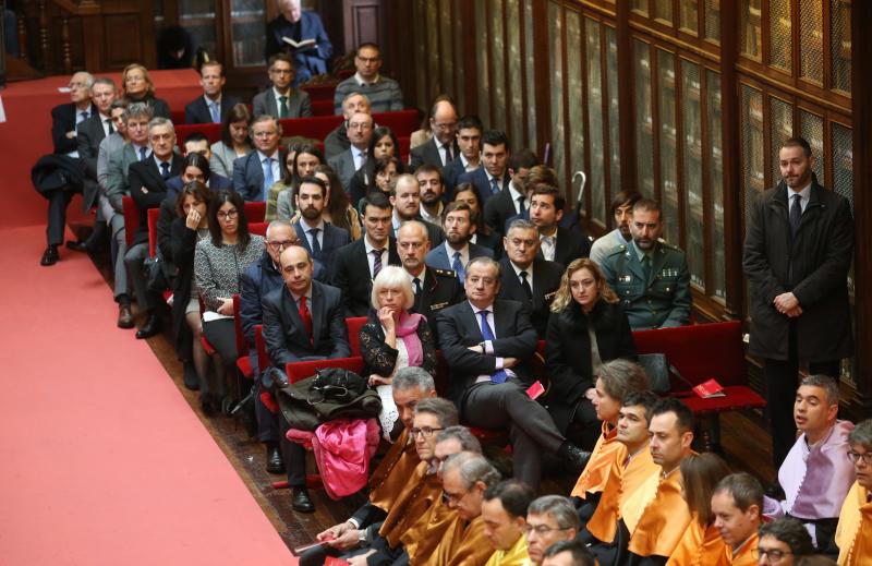 La presidenta del Consejo de Estado, María Teresa Fernández de la Vega, ha pronunciado la conferencia magistral de la festividad de Santo Tomás de Aquino en la Universidad de Oviedo. La también expresidenta del Gobierno de España defendió el carácter público de la institución académica y urgió medidas que ayuden a revertir los perniciosos efectos de los «recortes brutales».