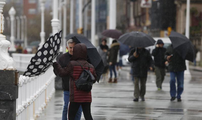 El Principado está en alerta naranja y el Gobierno regional pide a los ciudadanos que extremen la precaución ante posibles peligros por las fuertes precipitaciones y las rachas de viento que superan los 120 kilómetros por hora. 