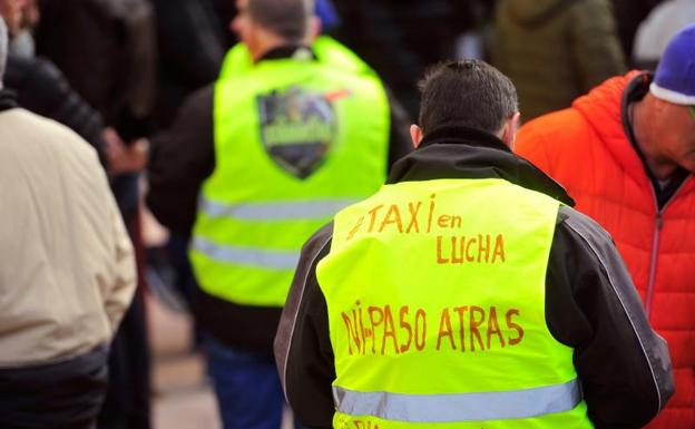 Decenas de taxistas se concentran este martes frente a la sede de UGT en Madrid.
