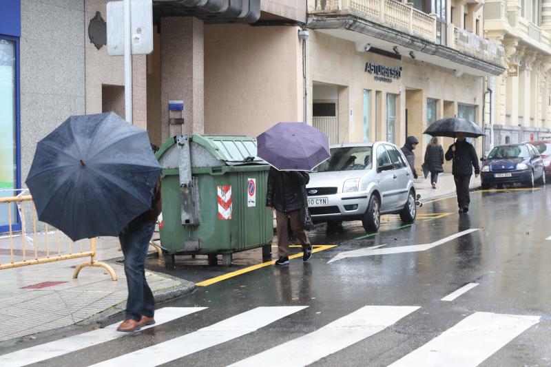 La ventosa jornada ha dejado papeleras y carteles caídos y un carretera cortada por un árbol en Naveces