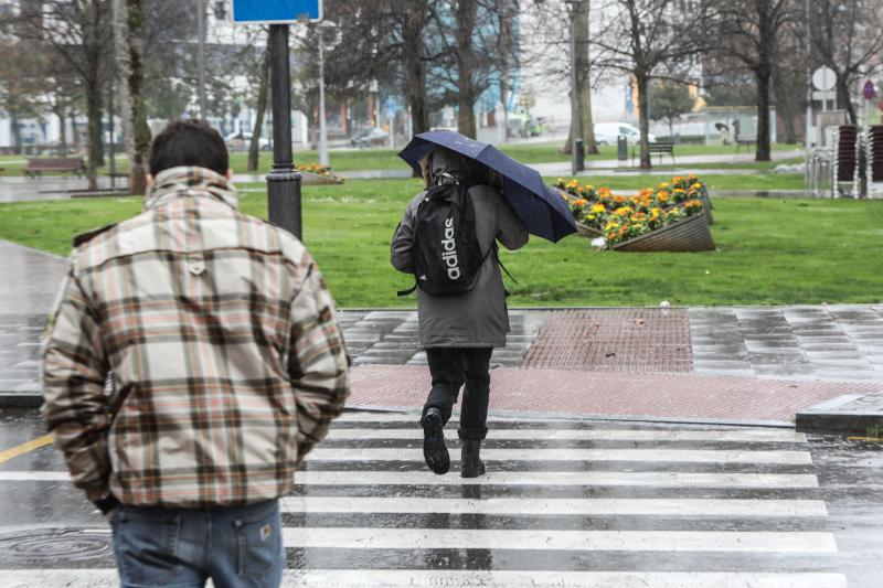 La ventosa jornada ha dejado papeleras y carteles caídos y un carretera cortada por un árbol en Naveces