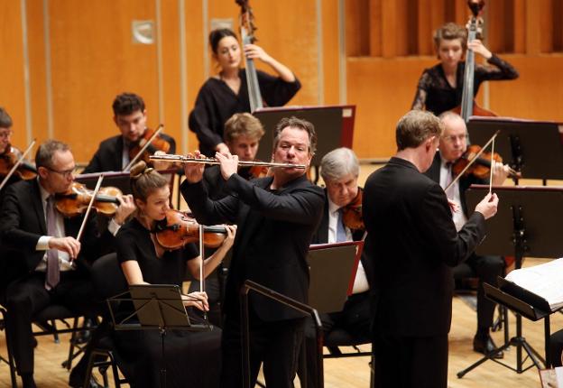 Emmanuel Pahud y la Orquesta de Cámara de París, ayer, en el Auditorio Príncipe. 