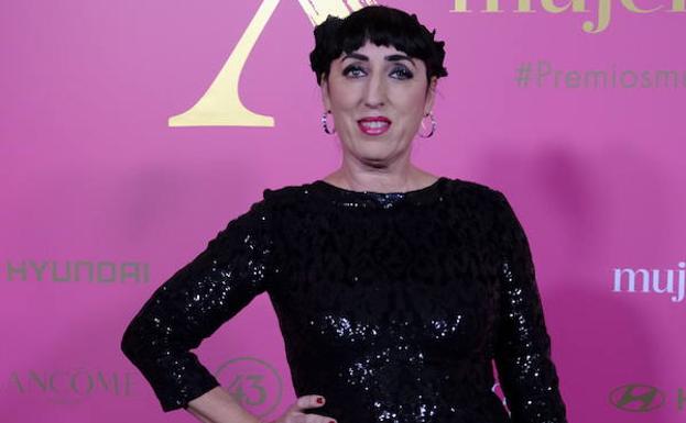 Imagen principal - Arriba, Rossy de Palma. Abajo: Carmen Lomana y las presentadoras, Aitana Sánchez Gijón y Ana Polvorosa, quitándose los zapatos. 