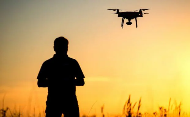 Un hombre pilota un dron.