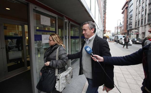 Miguel Ángel Villalba a la entrada del juzgado de Avilés. 