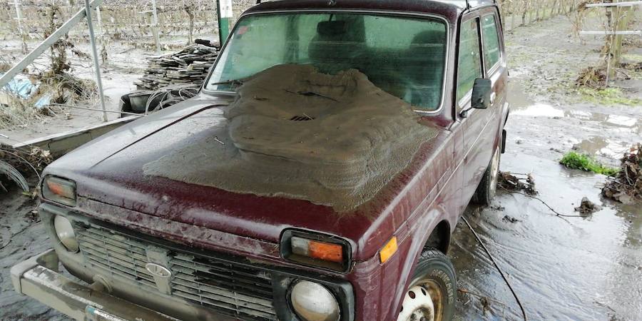 Las fuertes lluvias dejaron los cultivos cubiertos de fango y restos de plásticos y la maquinaria inservible