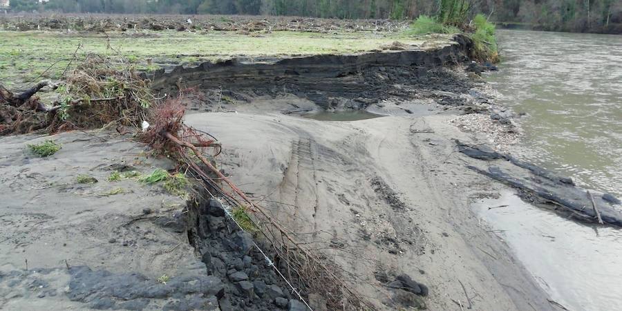 Las fuertes lluvias dejaron los cultivos cubiertos de fango y restos de plásticos y la maquinaria inservible