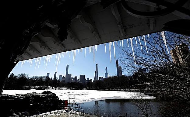 Carámbanos cuelgan de un mirador en Central Park este miércoles de Nueva York. 