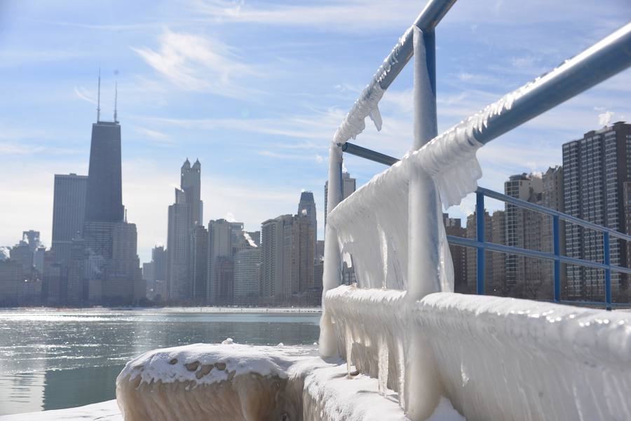 Las temperaturas extremas dejan ocho muertos en los estados de Illinois, Wisconsin, Iowa y Nebraska, y varios casos de congelamiento. En algunos casos han desplomado los termómetros hasta los 40 grados bajo cero, por lo que las autoridades han instado a la ciudadanía a extremar la precaución.