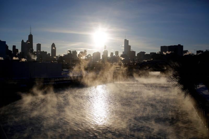 Las temperaturas extremas dejan ocho muertos en los estados de Illinois, Wisconsin, Iowa y Nebraska, y varios casos de congelamiento. En algunos casos han desplomado los termómetros hasta los 40 grados bajo cero, por lo que las autoridades han instado a la ciudadanía a extremar la precaución.