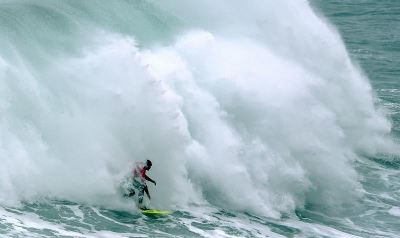 Una veintena de los mejores surfistas de olas grandes del mundo se dieron cita este miércoles en Ribadeo (Lugo) para cabalgar O Panchorro, la ola de más diez metros que se forma en las inmediaciones de Illa Pancha, en la primera edición del LipChain Illa Pancha Challenge 2019. El espectáculo congregó a numeroso público y suscitó una gran expectación internacional al retransmitirse en directo por internet durante siete horas. La victoria de este campeonato fue para los surfistas brasileños 'Chumbo' y Cosenza. 