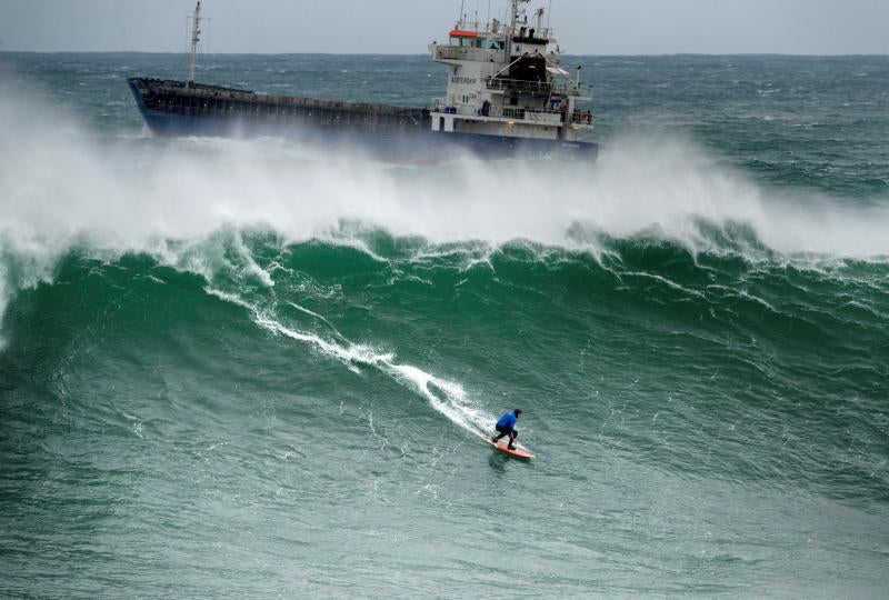 Una veintena de los mejores surfistas de olas grandes del mundo se dieron cita este miércoles en Ribadeo (Lugo) para cabalgar O Panchorro, la ola de más diez metros que se forma en las inmediaciones de Illa Pancha, en la primera edición del LipChain Illa Pancha Challenge 2019. El espectáculo congregó a numeroso público y suscitó una gran expectación internacional al retransmitirse en directo por internet durante siete horas. La victoria de este campeonato fue para los surfistas brasileños 'Chumbo' y Cosenza. 
