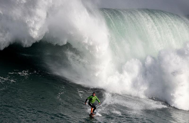 Una veintena de los mejores surfistas de olas grandes del mundo se dieron cita este miércoles en Ribadeo (Lugo) para cabalgar O Panchorro, la ola de más diez metros que se forma en las inmediaciones de Illa Pancha, en la primera edición del LipChain Illa Pancha Challenge 2019. El espectáculo congregó a numeroso público y suscitó una gran expectación internacional al retransmitirse en directo por internet durante siete horas. La victoria de este campeonato fue para los surfistas brasileños 'Chumbo' y Cosenza. 