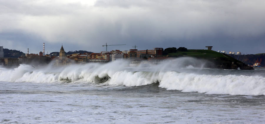 El temporal llega con frío, viento y nieve que han puesto a la región en aviso naranja por nevadas y fenómenos costeros.