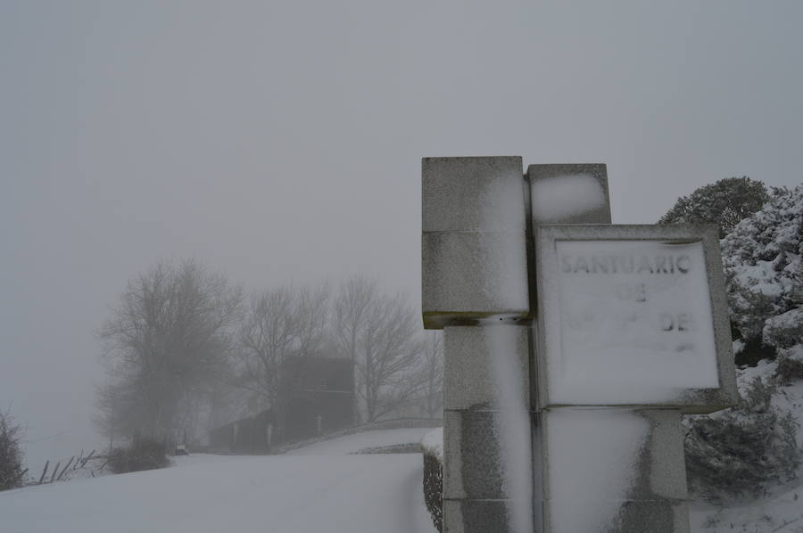 El temporal llega con frío, viento y nieve que han puesto a la región en aviso naranja por nevadas y fenómenos costeros.