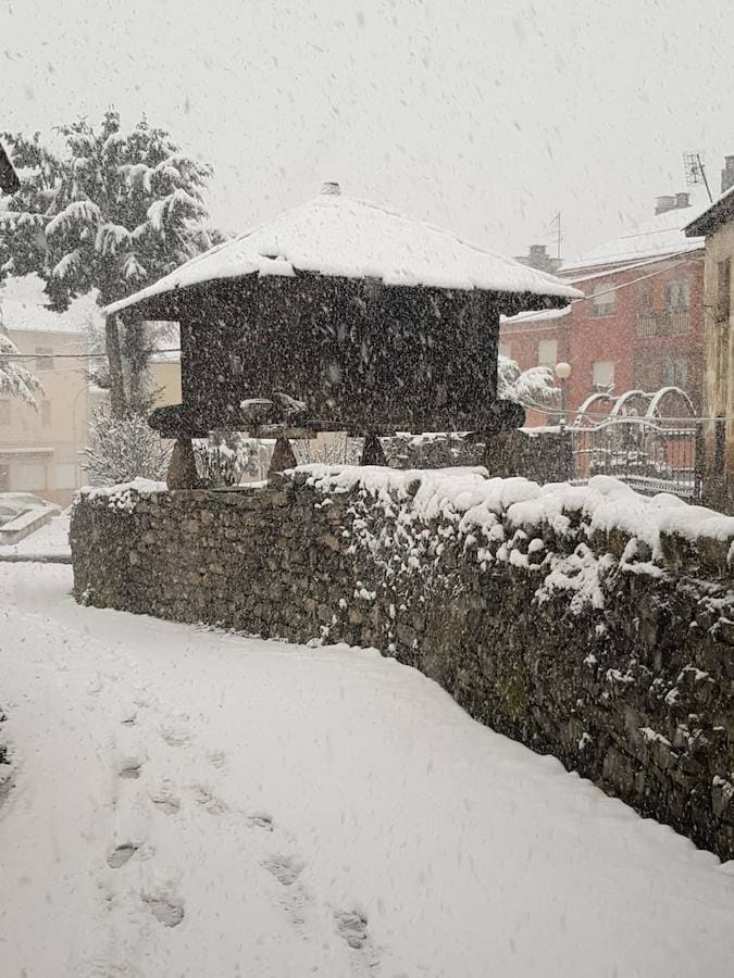 El temporal llega con frío, viento y nieve que han puesto a la región en aviso naranja por nevadas y fenómenos costeros.