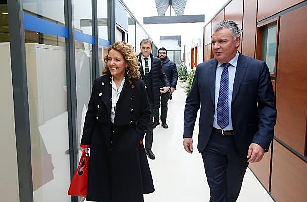 La candidata del PP al Principado, Teresa Mallada, ayer, a su llegada a la sede de la Fade para una reunión sobre turismo. 