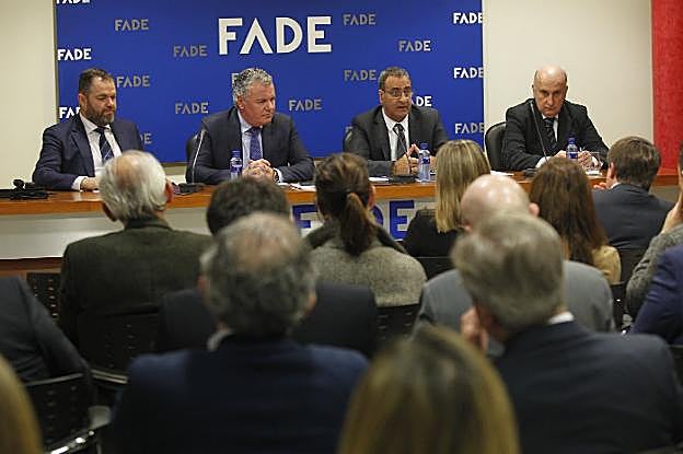 El presidente de la Cámara de Oviedo, Carlos Paniceres; el presidente de Fade, Belarmino Feito; el consejero de Infraestructuras, Fernando Lastra, y el director general Juan José Adolfo Pereiro, ayer, debatiendo la situación del área central. 