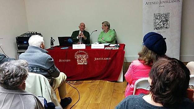 Julián González Sarasúa y Fidel García Martínez, en plena conferencia en el Ateneo Jovellanos. 