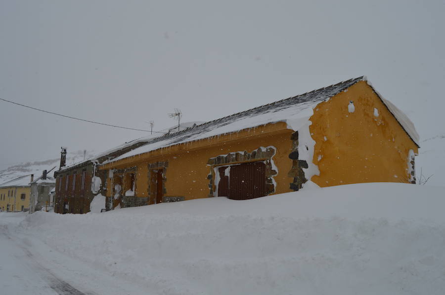 El paso de la borrasca 'Helena' ha obligado a cerrar el puerto de Leitariegos dodne la nieve alcanzó un metro de espesor en su zona más alta