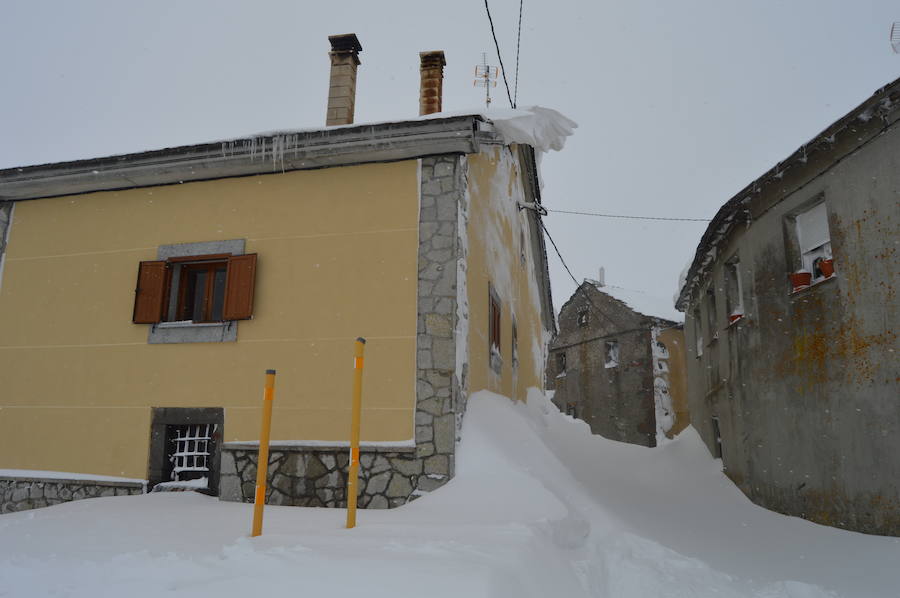 El paso de la borrasca 'Helena' ha obligado a cerrar el puerto de Leitariegos dodne la nieve alcanzó un metro de espesor en su zona más alta