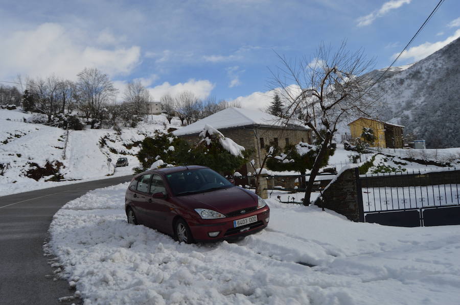 El paso de la borrasca 'Helena' ha obligado a cerrar el puerto de Leitariegos dodne la nieve alcanzó un metro de espesor en su zona más alta