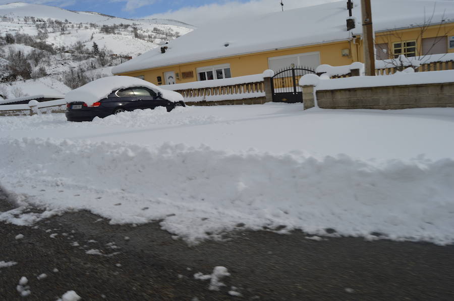 El paso de la borrasca 'Helena' ha obligado a cerrar el puerto de Leitariegos dodne la nieve alcanzó un metro de espesor en su zona más alta