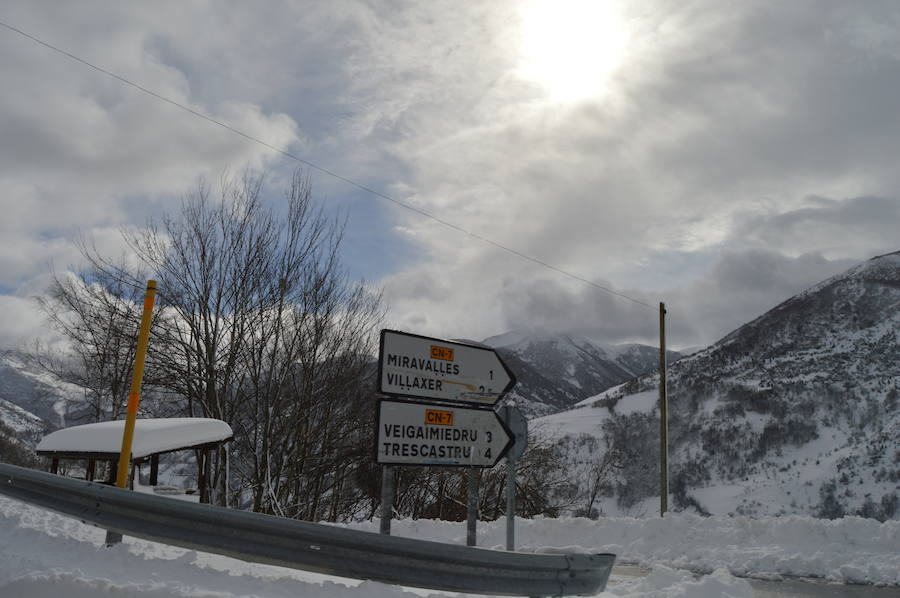 El paso de la borrasca 'Helena' ha obligado a cerrar el puerto de Leitariegos dodne la nieve alcanzó un metro de espesor en su zona más alta