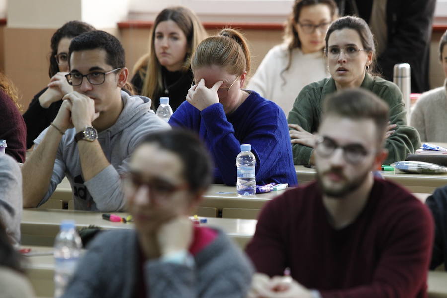 Más de 2.400 aspirantes acudieron a la convocatoria en el Campus de El Cristo. 