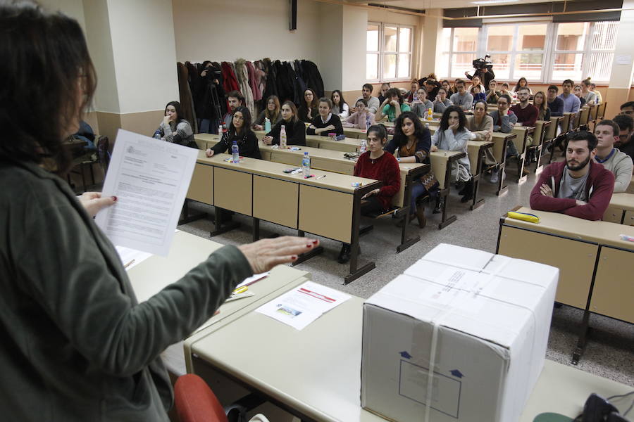 Más de 2.400 aspirantes acudieron a la convocatoria en el Campus de El Cristo. 