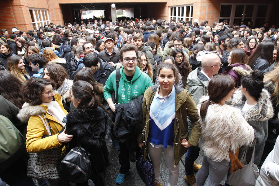 Más de 2.400 aspirantes acudieron a la convocatoria en el Campus de El Cristo. 