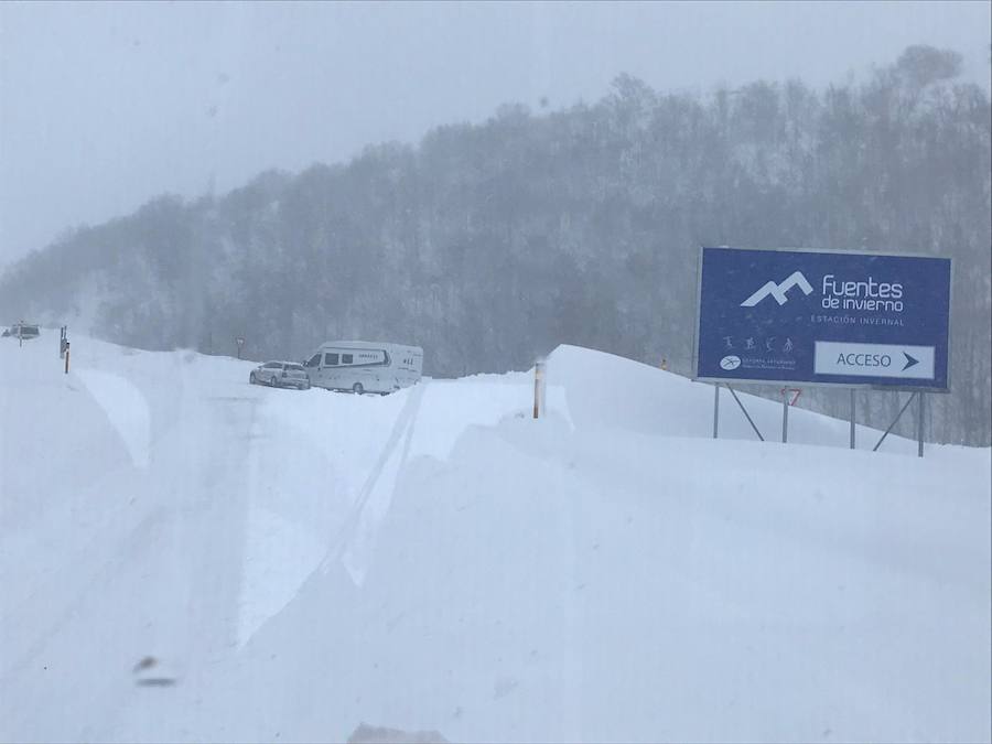 Serias dificultades para circular por las carreteras de Asturias debido a la nieve y lluvias provocadas por el paso de la borrasca 'Helena' 