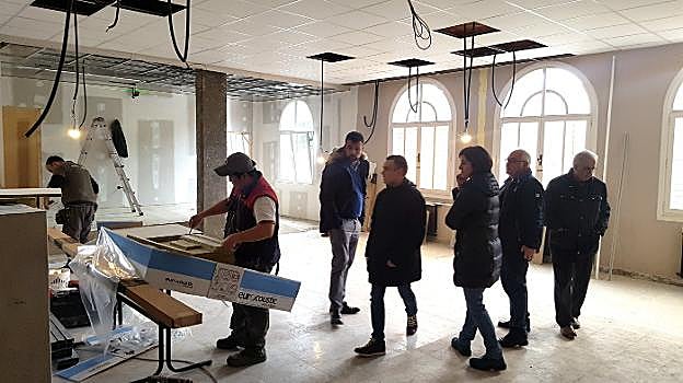 Iván Fernández inspeccionó los trabajos que se están realizando en el edificio. 