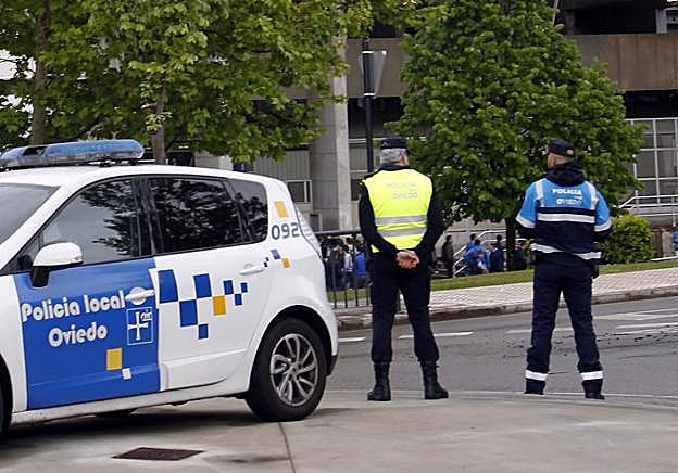 Unos agentes de la Policía Local, en labores de vigilancia. 