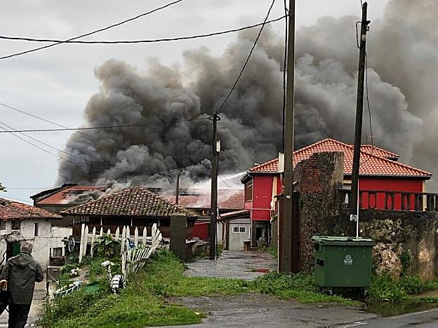 El fuego provocó una densa humareda que alarmó al vecindario de Albandi. 