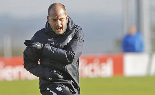 José Alberto, durante un entrenamiento del Sporting.