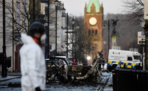 La policía científica trabaja en el lugar del atentado del pasado 21 de enero en Londonderry.