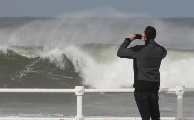 Oleaje en Gijón el pasado viernes.