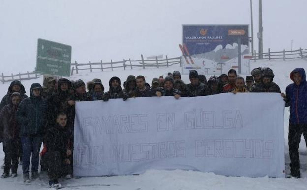 Trabajadores de la estación de Valgrande-Pajares con una pancarta reivindicativa.