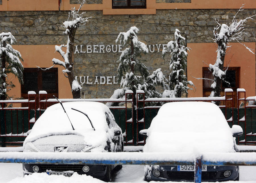 Serias dificultades para circular por las carreteras de Asturias debido a la nieve y lluvias provocadas por el paso de la borrasca 'Helena' 