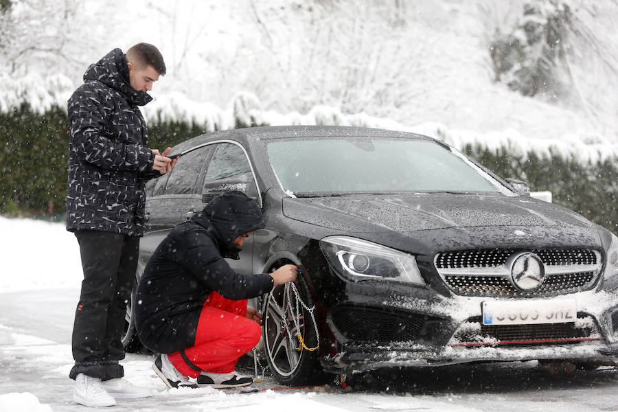 Serias dificultades para circular por las carreteras de Asturias debido a la nieve y lluvias provocadas por el paso de la borrasca 'Helena' 