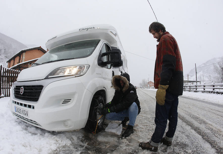 Serias dificultades para circular por las carreteras de Asturias debido a la nieve y lluvias provocadas por el paso de la borrasca 'Helena' 