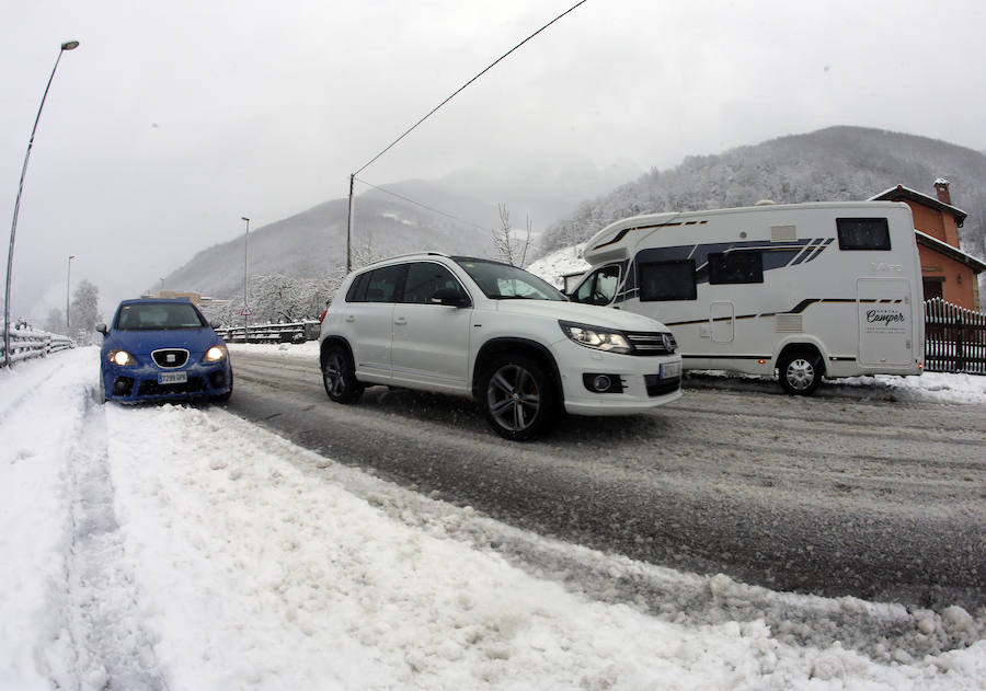 Serias dificultades para circular por las carreteras de Asturias debido a la nieve y lluvias provocadas por el paso de la borrasca 'Helena' 