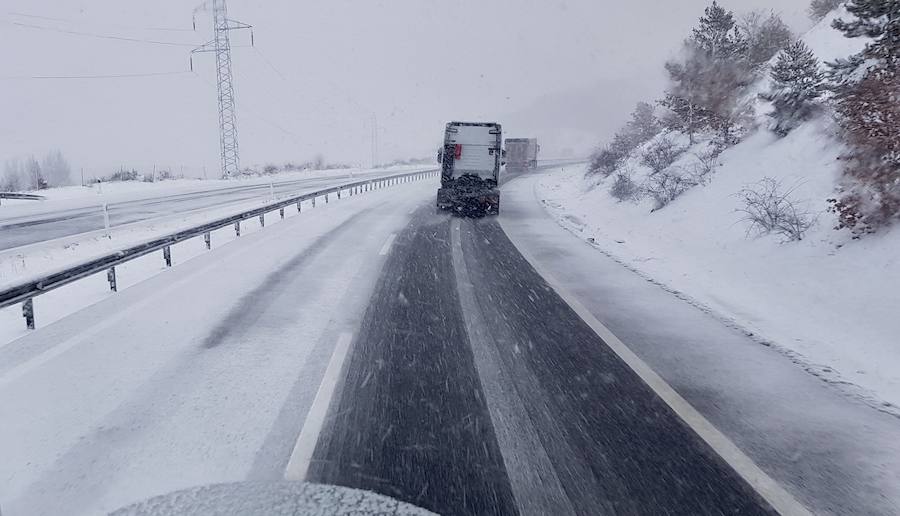 Las intensas nevadas que está dejando la borrasca 'Helena' a su paso por Asturias está complicando mucho la circulación por carretera, en especial, en los puertos de montaña. De hecho, se ha llegado a restringir el paso de camiones por Pajares y el Huerna y varios altos se han cerrado a todo tipo de vehículos. La nieve ha llegado incluso a la capital asturiana, que ha amanecido bajo un manto blanco. 