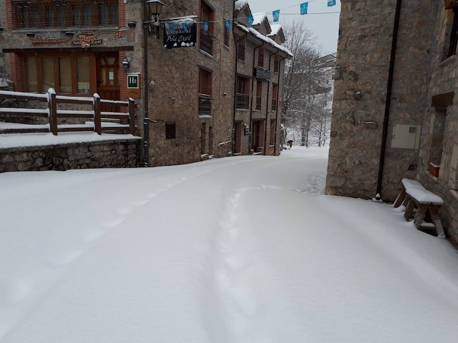 Las intensas nevadas que está dejando la borrasca 'Helena' a su paso por Asturias está complicando mucho la circulación por carretera, en especial, en los puertos de montaña. De hecho, se ha llegado a restringir el paso de camiones por Pajares y el Huerna y varios altos se han cerrado a todo tipo de vehículos. La nieve ha llegado incluso a la capital asturiana, que ha amanecido bajo un manto blanco. En otros puntos de la región, como Gijón, ha sido el granizo lo que ha cubierto de blanco las calles.