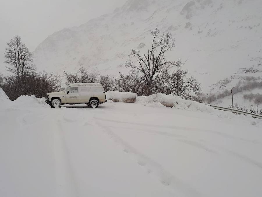 Las intensas nevadas que está dejando la borrasca 'Helena' a su paso por Asturias está complicando mucho la circulación por carretera, en especial, en los puertos de montaña. De hecho, se ha llegado a restringir el paso de camiones por Pajares y el Huerna y varios altos se han cerrado a todo tipo de vehículos. La nieve ha llegado incluso a la capital asturiana, que ha amanecido bajo un manto blanco. En otros puntos de la región, como Gijón, ha sido el granizo lo que ha cubierto de blanco las calles.