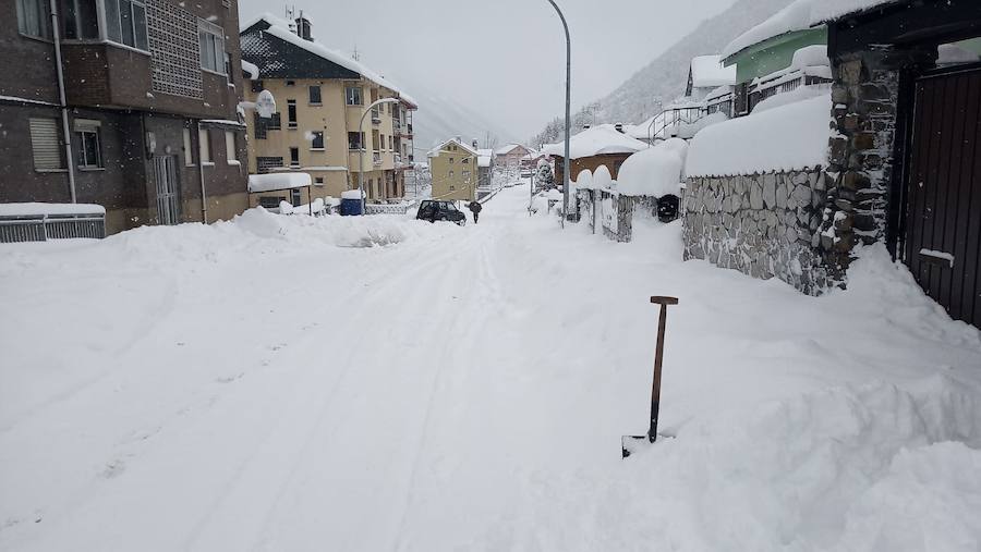 Las intensas nevadas que está dejando la borrasca 'Helena' a su paso por Asturias está complicando mucho la circulación por carretera, en especial, en los puertos de montaña. De hecho, se ha llegado a restringir el paso de camiones por Pajares y el Huerna y varios altos se han cerrado a todo tipo de vehículos. La nieve ha llegado incluso a la capital asturiana, que ha amanecido bajo un manto blanco. En otros puntos de la región, como Gijón, ha sido el granizo lo que ha cubierto de blanco las calles.